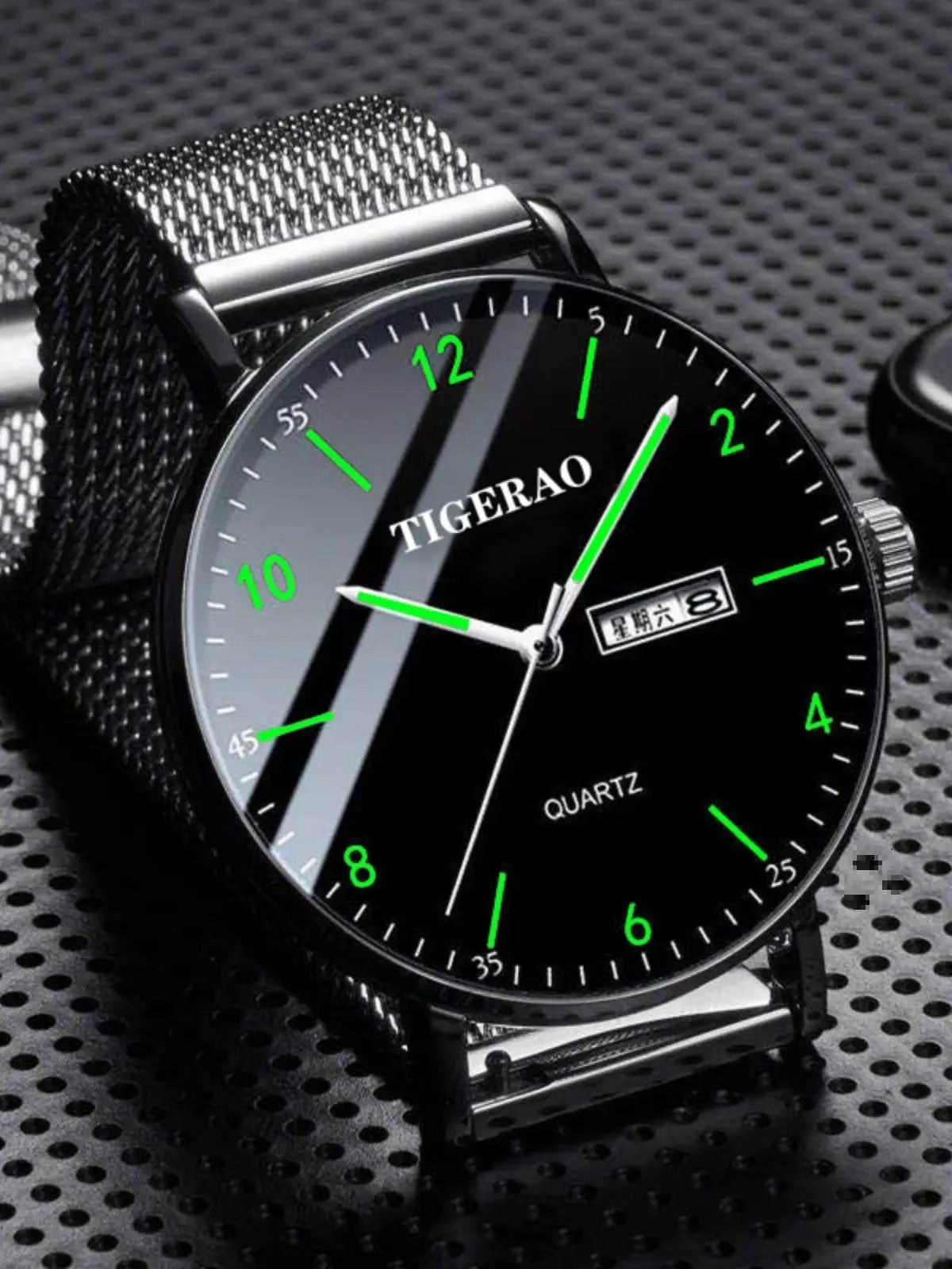 TIGERAO analog quartz wristwatch